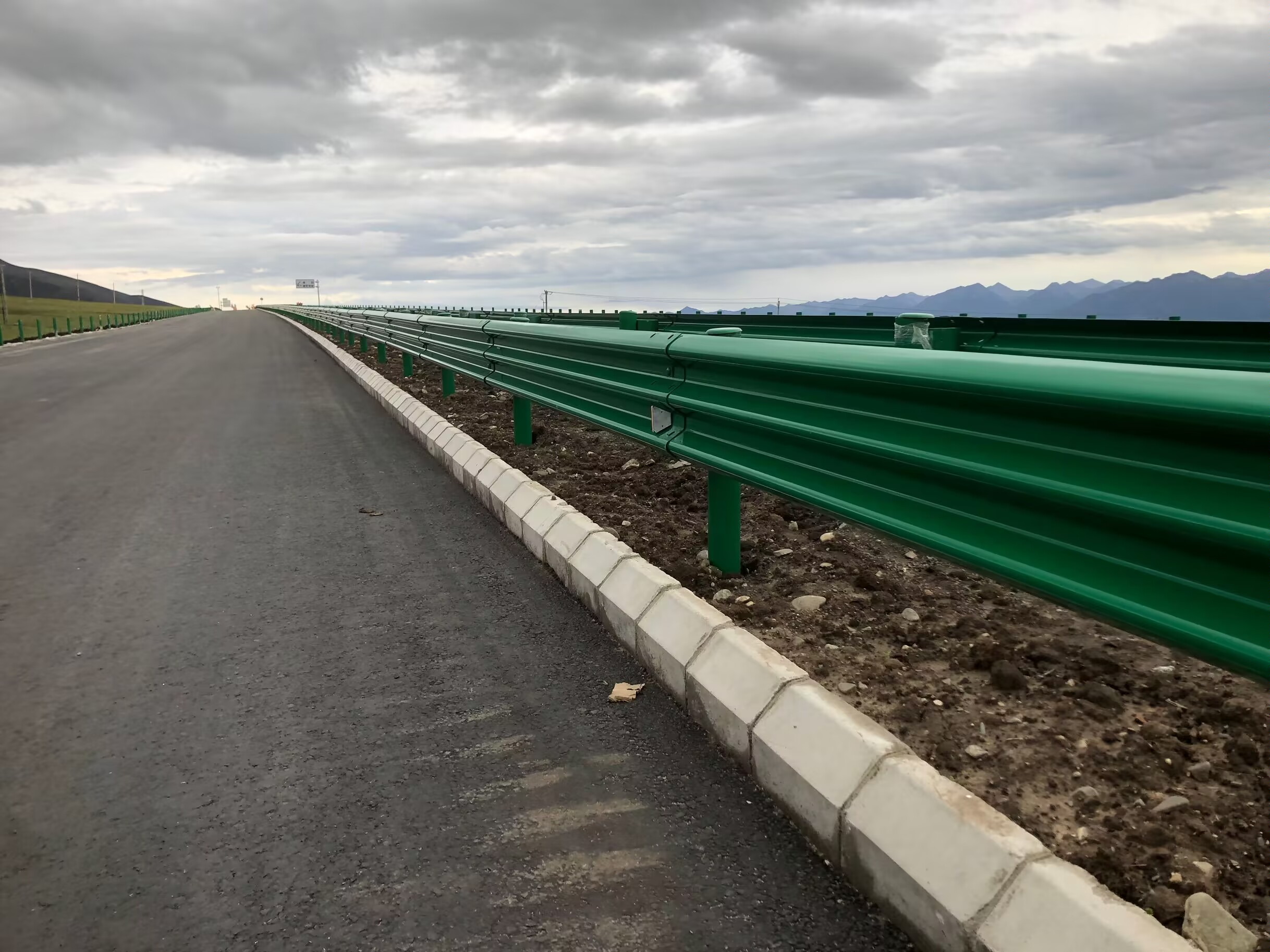 洪雅县乡村公路波形护栏热镀锌喷塑波形护栏 - 推荐